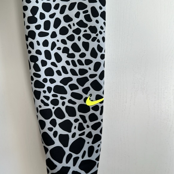 Nike Pro Small Leggings - Picture 2 of 3